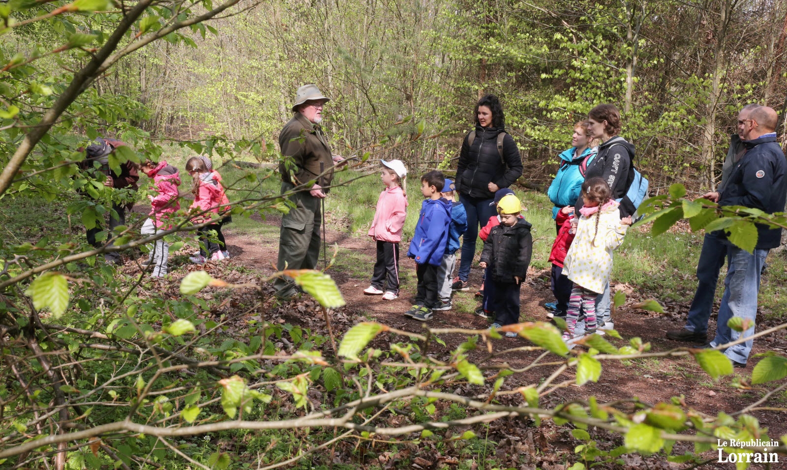005_une-station-par-arbre-sur-le-sentier-pedagogique-de-la-foret-du-zang-photo-thierry-sanchis-1494345623.jpg